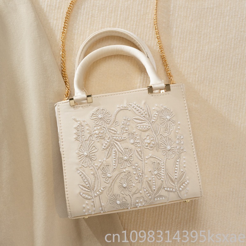 Haftowana torebka z perłami, e – Structured Handbag Top Handle recenzja i cena