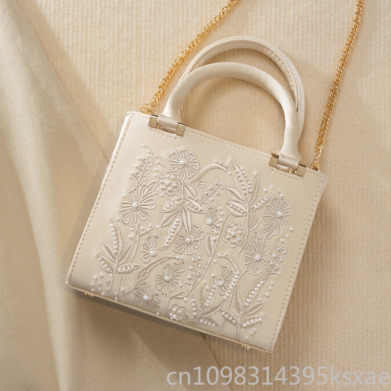 Haftowana torebka z perłami, e – Structured Handbag Top Handle recenzja i cena